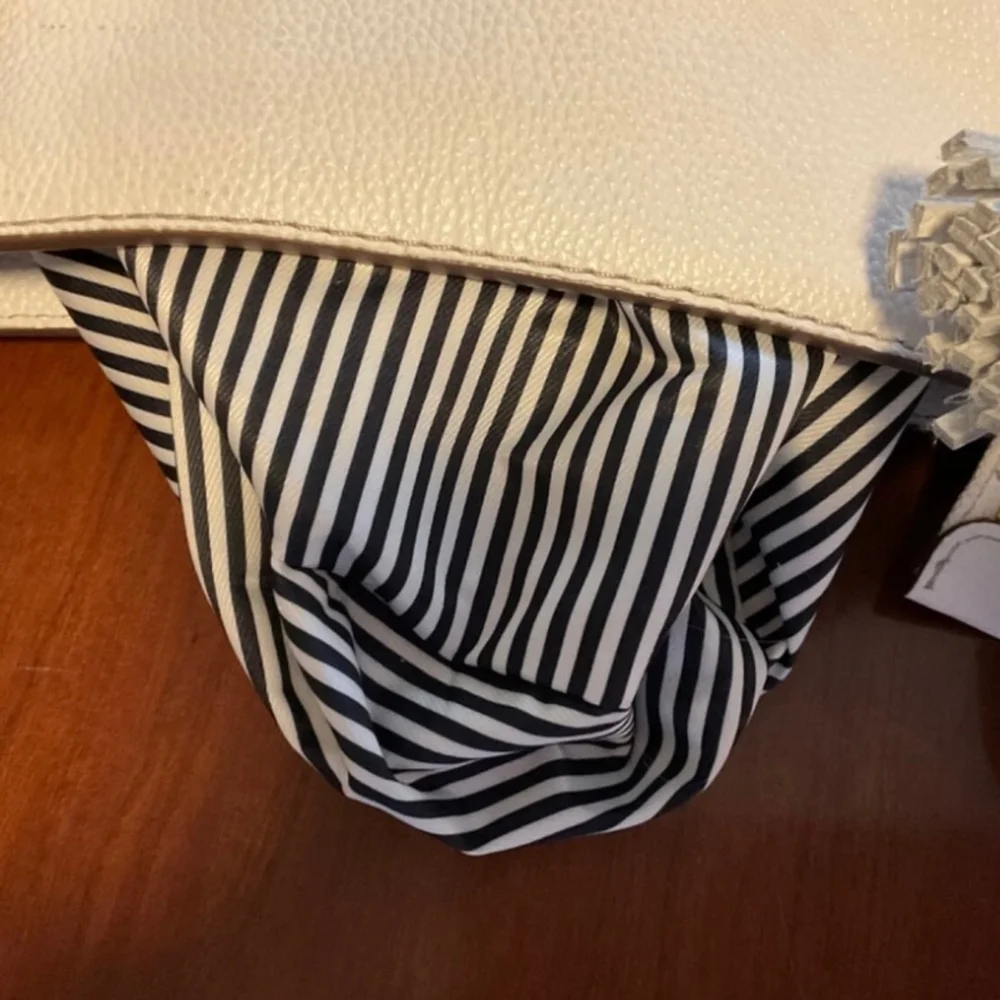 Kate Spade NY Orchard Street
Hemsley Pebbled Leather Handbag
Bright White - Picture 12 of 16